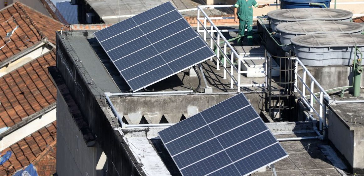 trbr2852 Brasil chega a 2 milhões de placas solares em telhados e terrenos