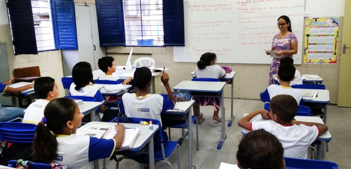 Só metade das escolas públicas têm projetos antirracistas, aponta ONG