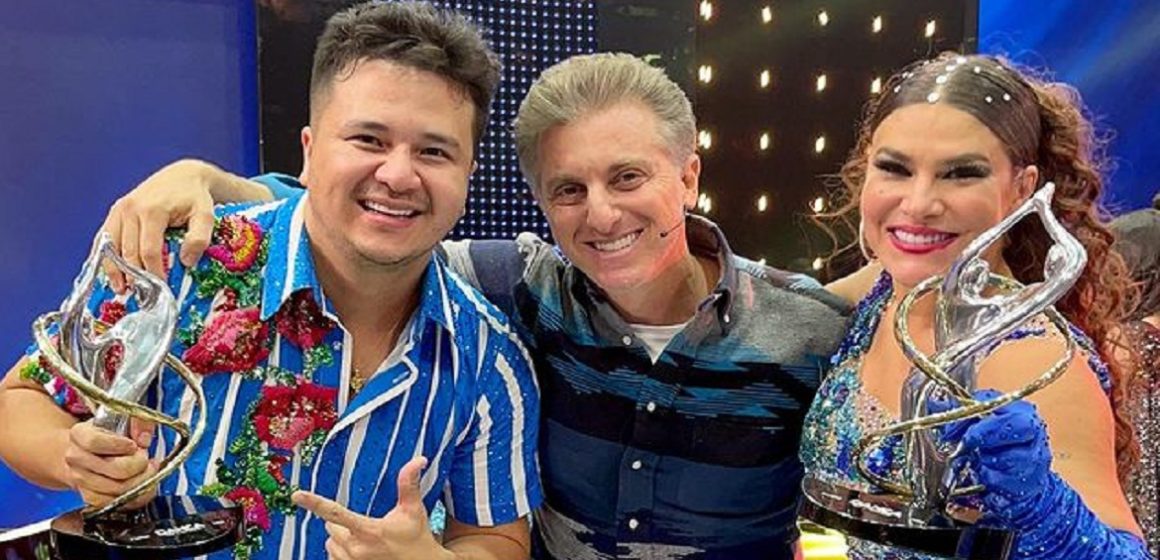 Priscila Frantin e Rolon Ho curtem na casa de Luciano Huck a vitória da Dança dos Famosos