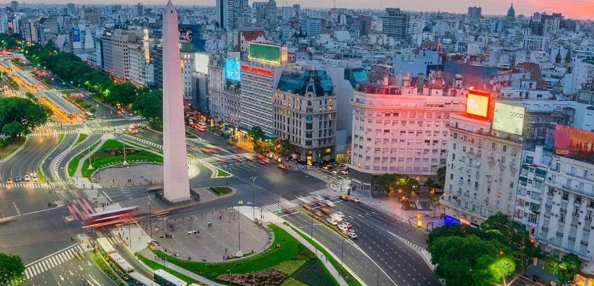 Em 2023, Argentina deve enfrentar recessão de 2,5% e inflação de 120%