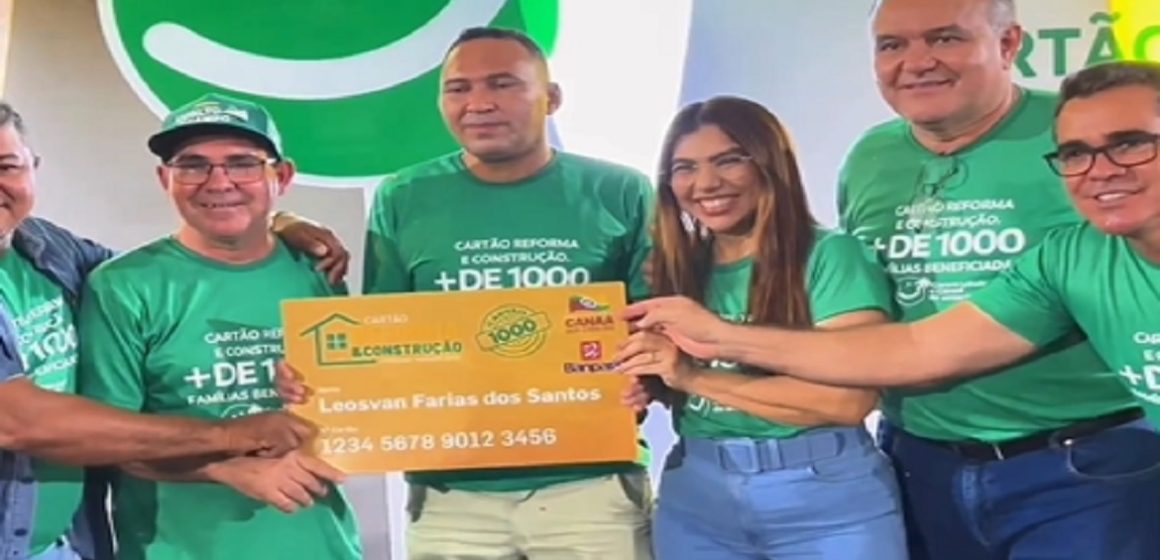 Josemira Gadelha entrega o cartão de número 1.000 do Programa Reforma e Construção