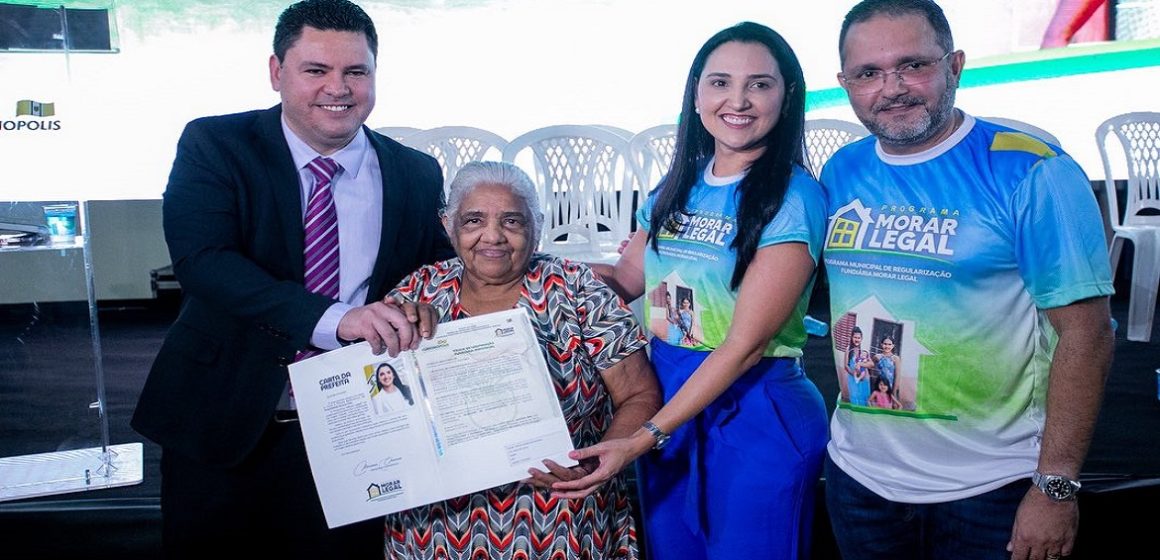 Chamonzinho acompanha entrega de títulos de terra em Curionópolis
