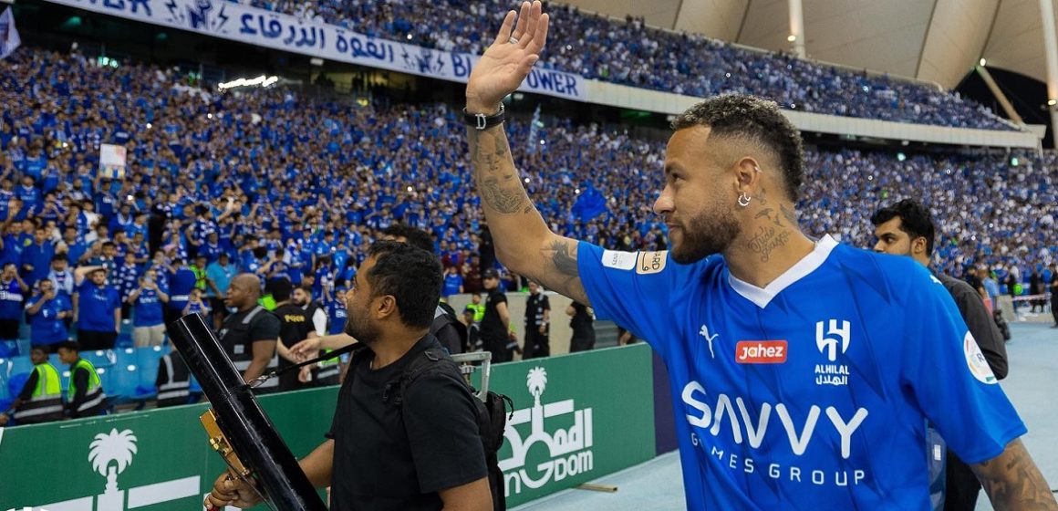 Na Arábia Saudita, Neymar é apresentado no Al-Hilal com festa