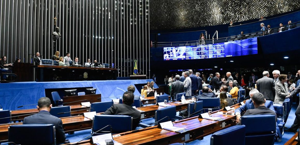 Senado aprova MP que aumenta salário mínimo e amplia isenção do IR