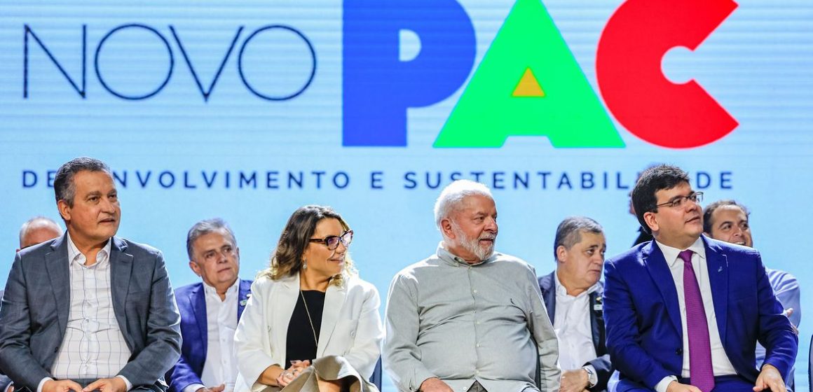 Dilma merece pedido de desculpas por impeachment, diz Lula