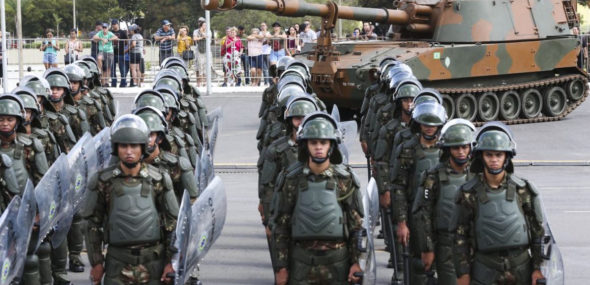 Senadores anunciam PEC que proíbe militares da ativa em eleições