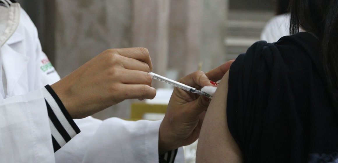Casos de covid-19 aumentam 80% no mundo; mortes têm queda de 57%