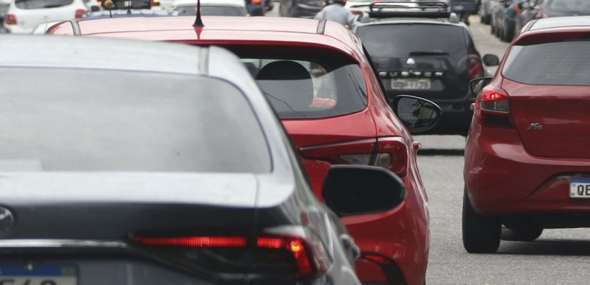 Até segunda-feira (11), veículos com finais de placa 40 a 60 podem ter descontos no IPVA