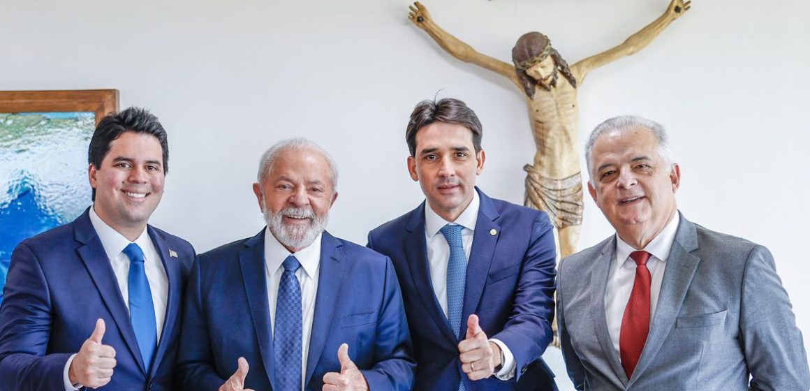 Lula dá posse a três ministros e cria ministério para pequena empresa