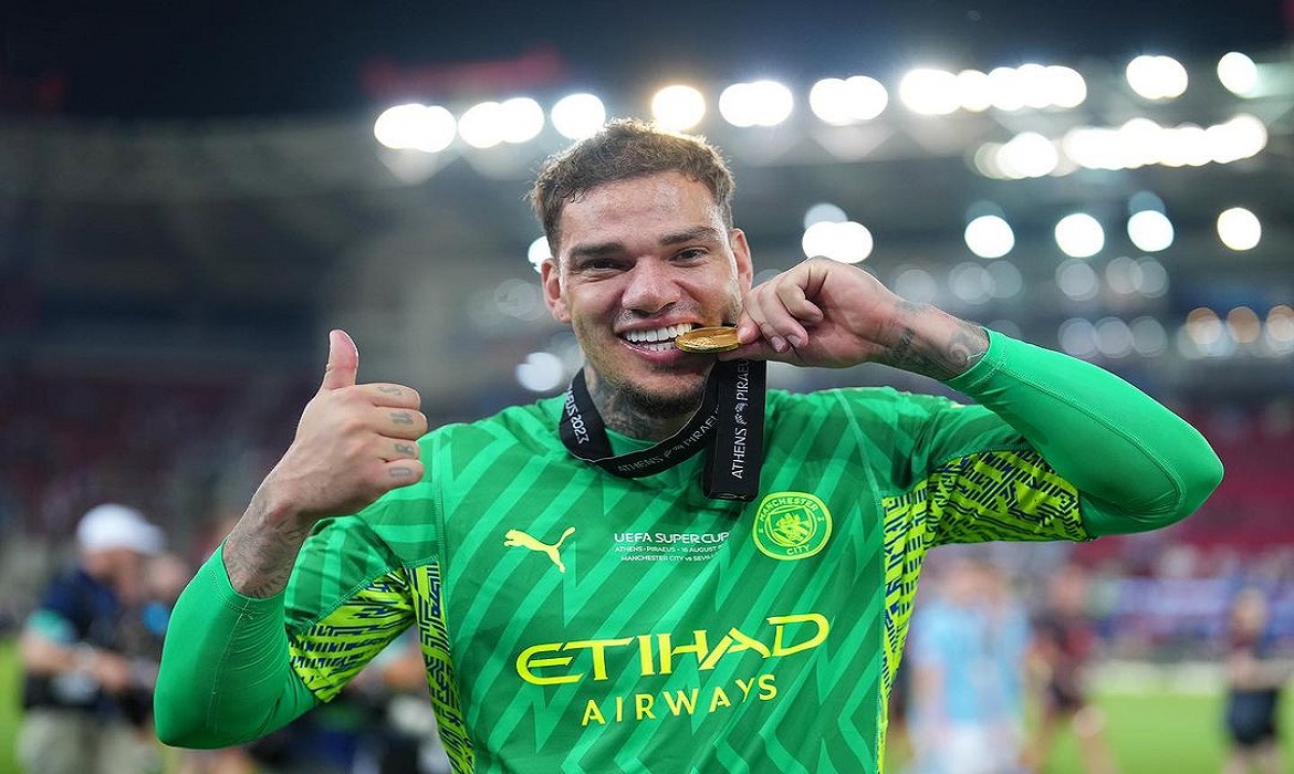 Ederson é indicado a melhor goleiro e é único brasileiro na briga