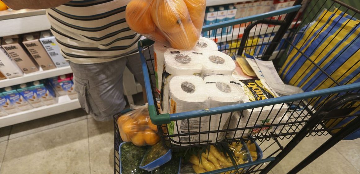 Levantamento mostra que a renda dos trabalhadores mais pobres não compra cesta básica