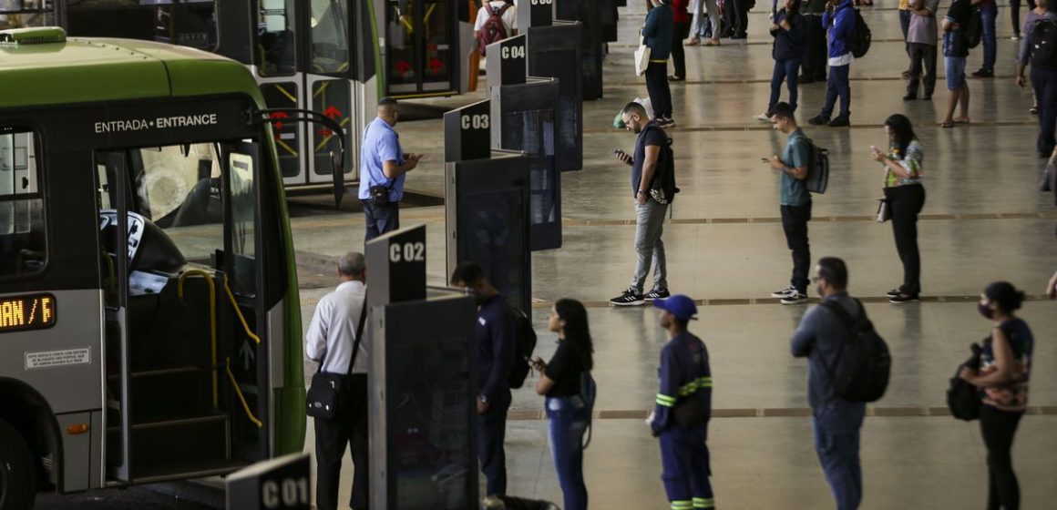 Serviços crescem 0,5% no país em julho