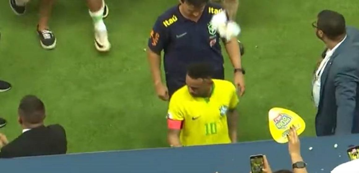 Após empate entre Brasil e Venezuela, torcedor joga pipoca em Neymar
