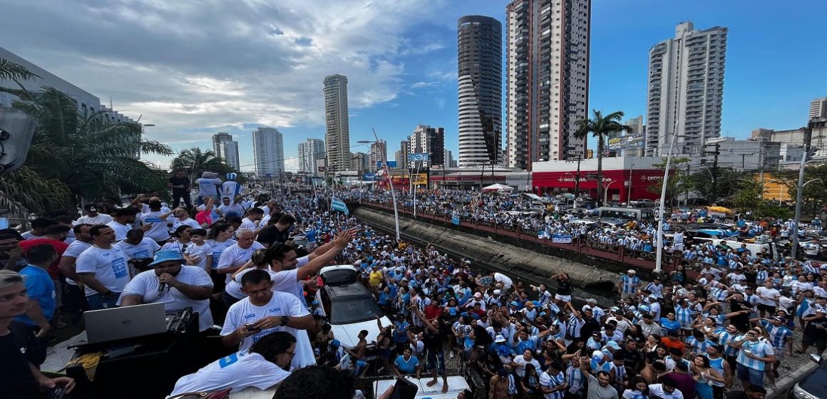 Torcedores, jogadores e dirigentes do Paysandu comemoram na Doca acesso à série B