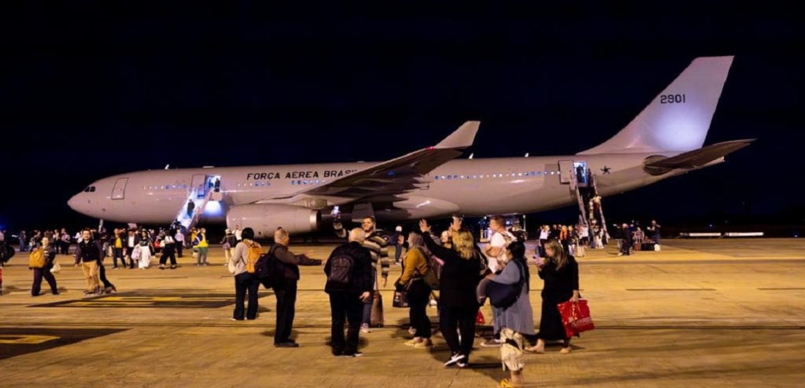 Primeiro avião trazendo brasileiros de Israel chega em Brasília