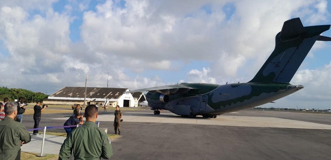 Chega ao Brasil o terceiro avião trazendo brasileiros de Israel