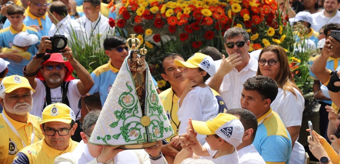 Crianças homenageiam Nossa Senhora de Nazaré no Círio Mirim