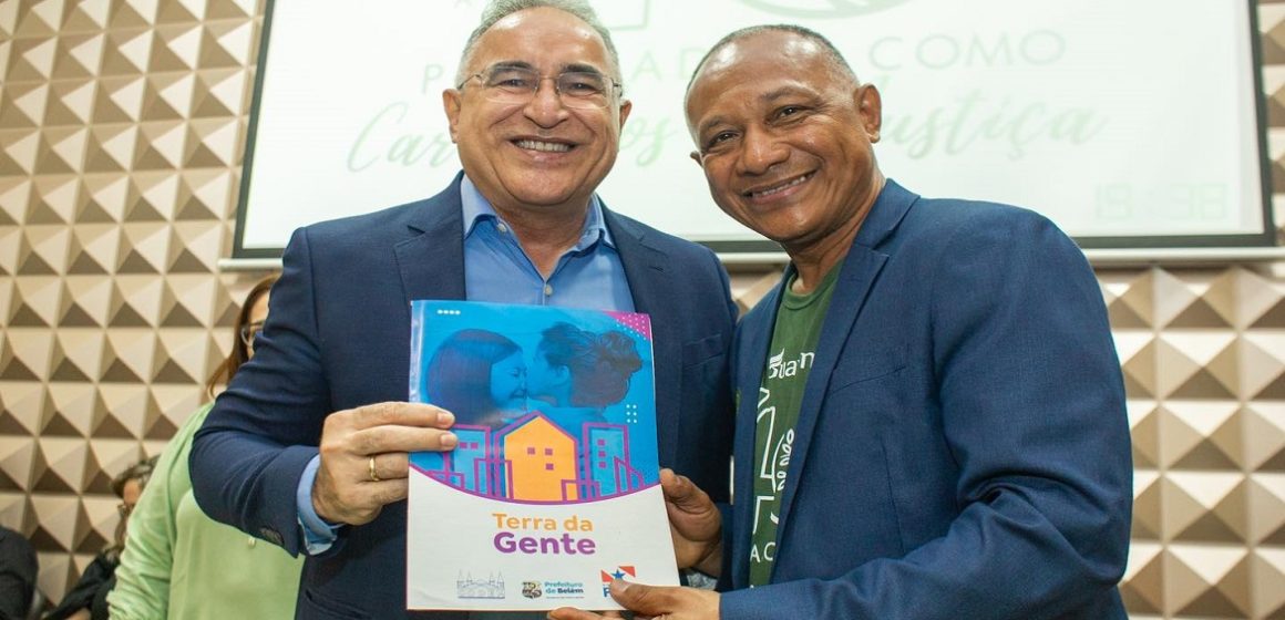 Edmilson entrega título de propriedade da Assembleia de Deus na Condor