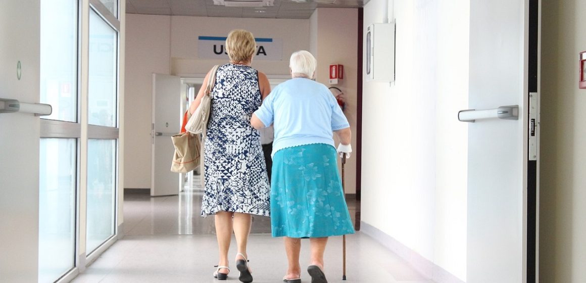 Especialista explica alguns cuidados com automedicamento e organização de remédios de idosos