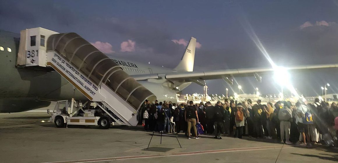Segundo avião com brasileiros repatriados de Israel chega ao Brasil