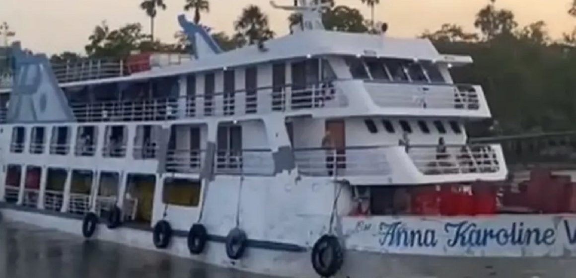 Água invade barco durante viagem de Belém para Manaus