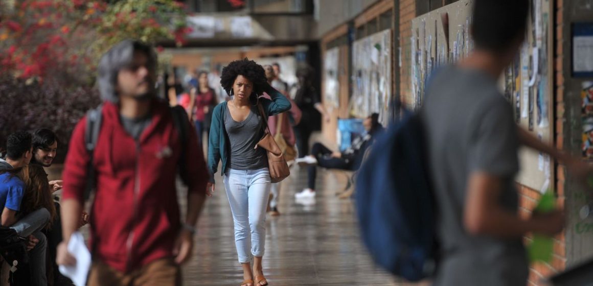 Negros são minoria no serviço público federal e têm menores salários