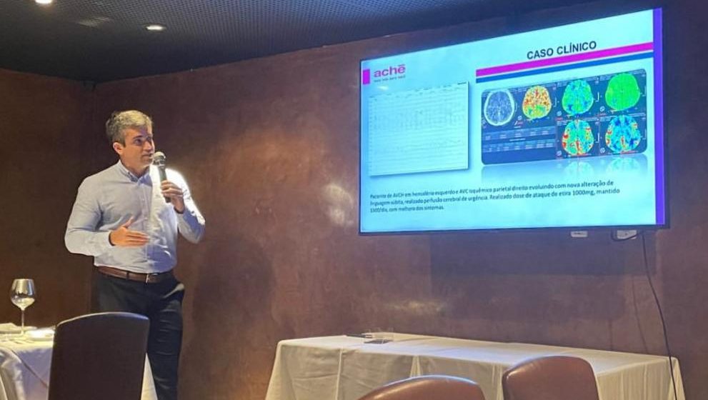 e8f0fa41-51a7-4df0-ab28-d22a55435fac Neurologista Antônio de Matos palestra em evento da Aché