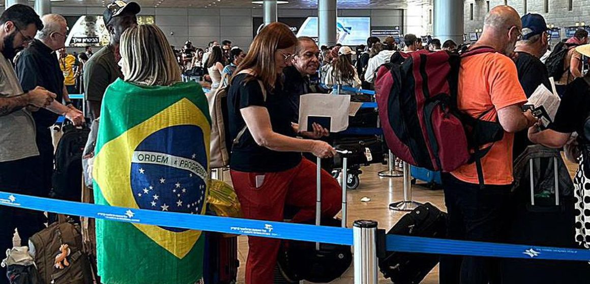 Primeiro avião de resgate parte de Tel Aviv trazendo 211 brasileiros