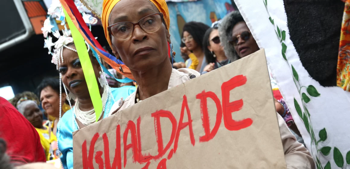 Mulheres concentram 60% de casos de racismo pela internet no Brasil