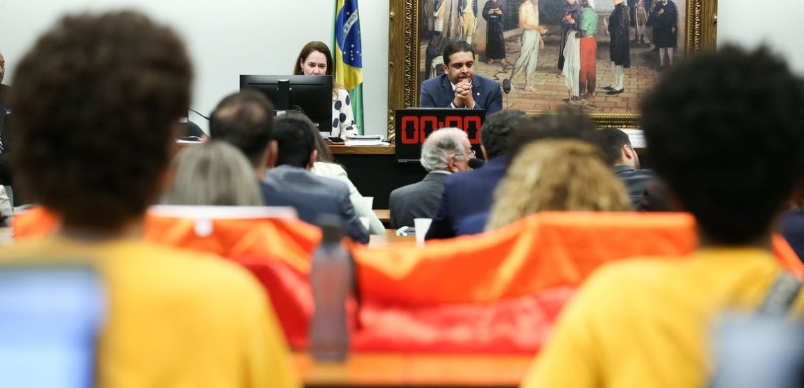 Comissão da Câmara aprova projeto que proíbe casamento homoafetivo