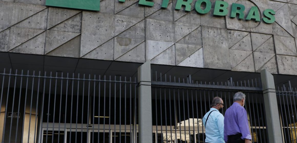 Petrobras reduz preço da gasolina e aumenta o do diesel