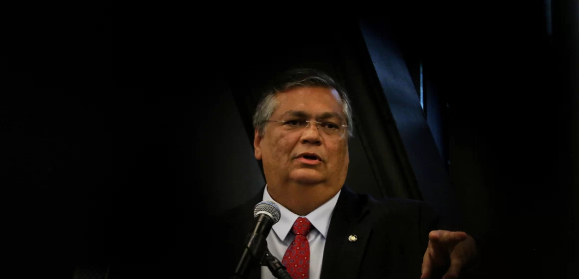 Dino aponta falta de segurança para faltar à audiência na Câmara