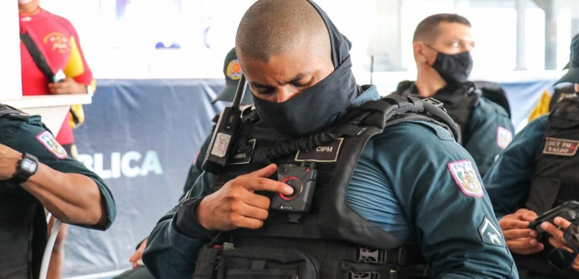 Câmeras corporais em uso por policiais somam mais de 30 mil no Brasil