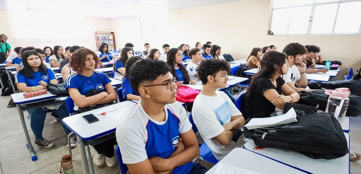 Revisão para segunda prova do Enem ocorre na Escola Estadual Albanízia de Oliveira Lima