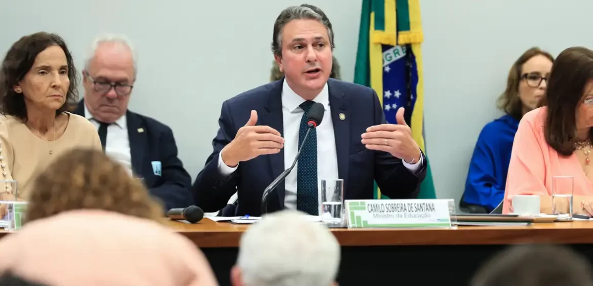Questões do Enem não têm interferência do governo, garante ministro