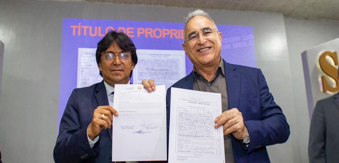 Edmilson entrega título de terra da igreja Assembleia de Deus na Condor