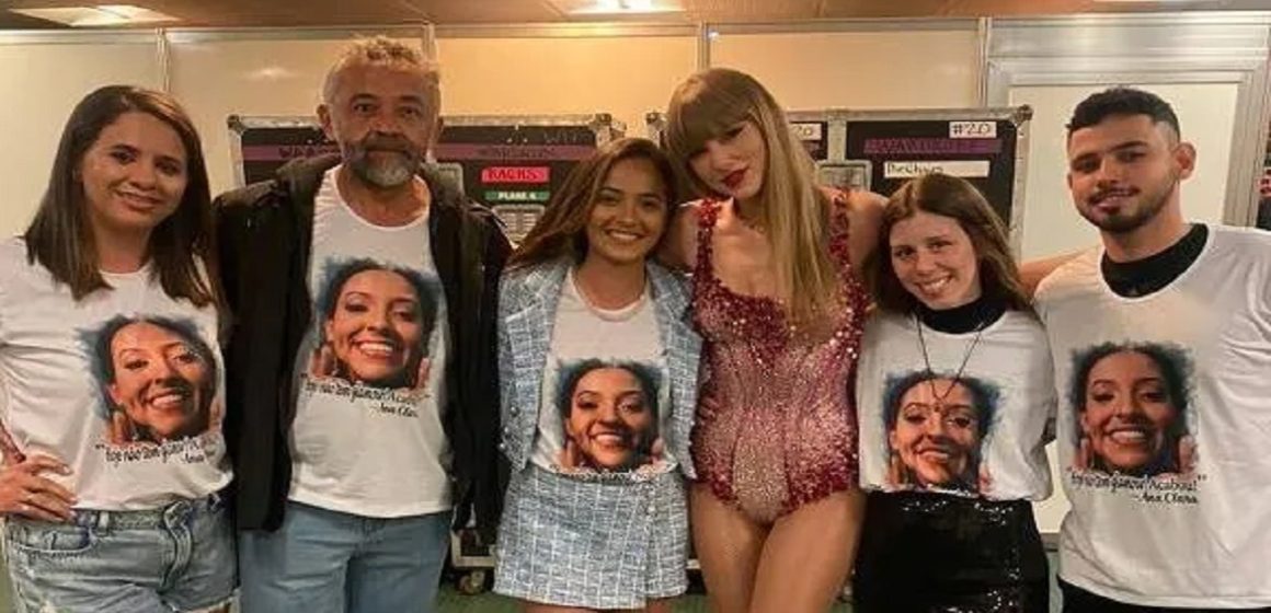 Cantora Taylor Swift tira foto com família de fã que morreu no Brasil em show