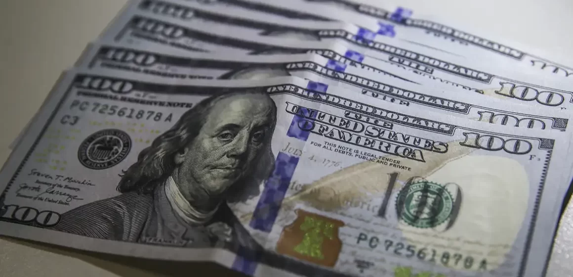 Dólar desaba e Ibovespa ultrapassa 123 mil pontos