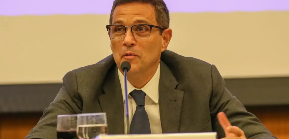 IA pode ser usada para combater lavagem de dinheiro, diz Campos Neto