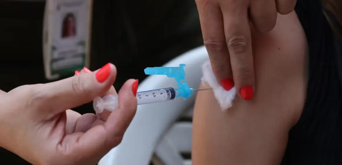 Saiba qual o público alvo da vacina contra a dengue no SUS