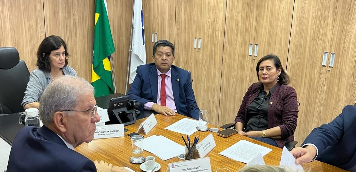 Dilvanda Faro discute avanços com o ministério da saúde