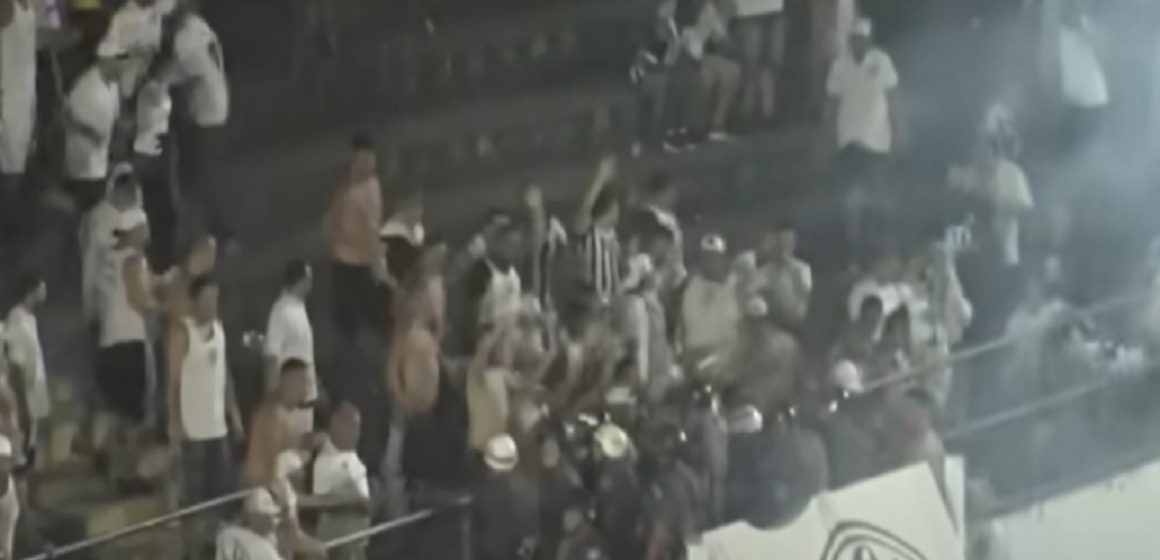 Torcida do Santos incendeia ônibus, carros e gera briga