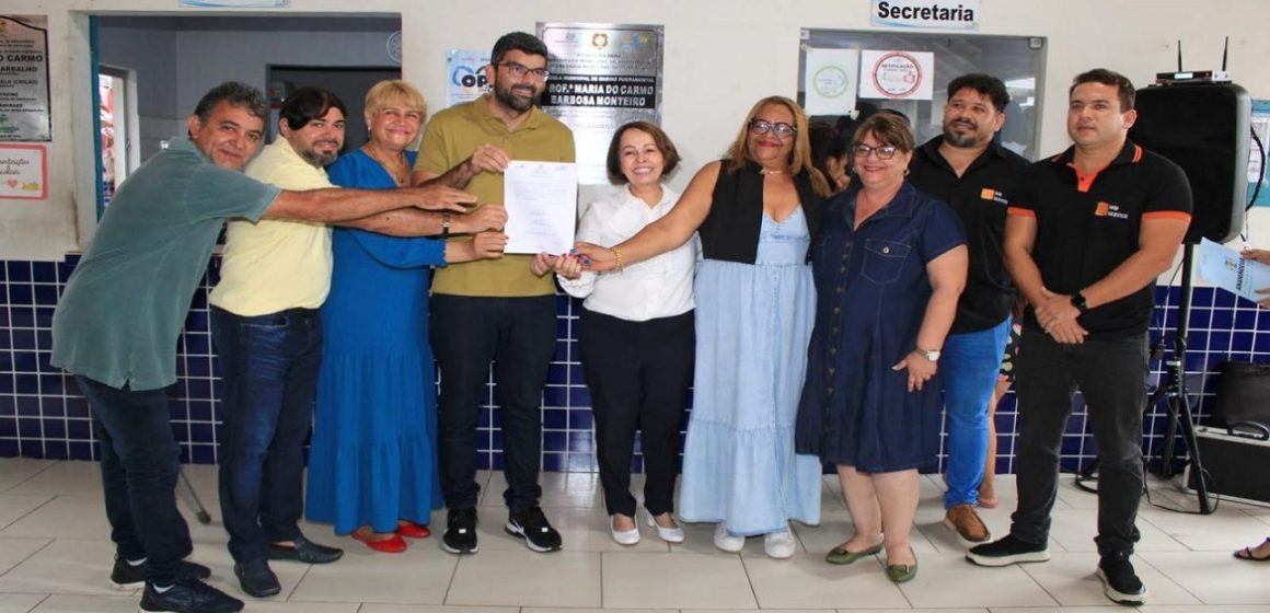 Dr. Daniel anuncia que Escola Maria do Carmo vai ganhar cobertura de quadra, vestiários e arquibancada