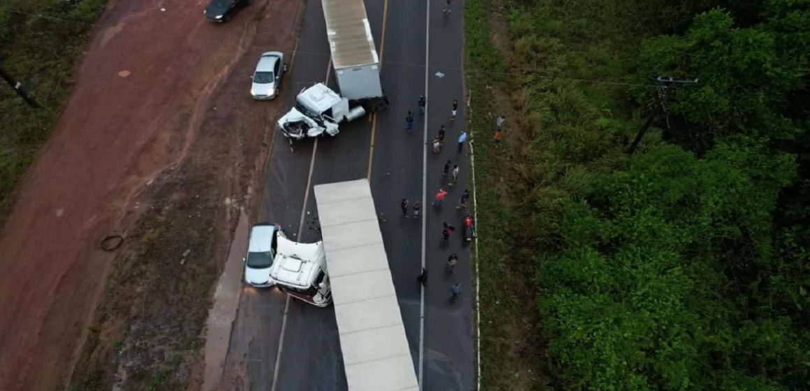 Em Santa Maria do Pará, carretas colidem de frente na BR-316