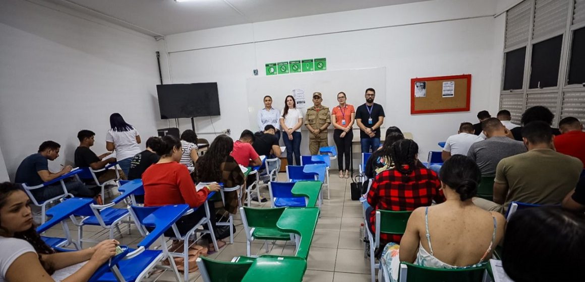 Mais de 20 mil candidatos fazem prova para o cargo de praça do maior concurso público da história do Corpo de Bombeiros