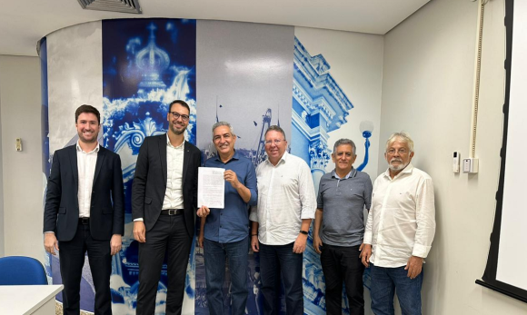 Contrato que destina 30 milhões de reais ao município de Óbidos é assinado pelo prefeito