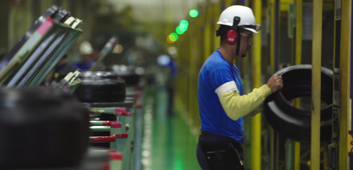 Campanha da Dunlop apresenta para os brasileiros o inventor do pneu