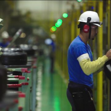 Campanha da Dunlop apresenta para os brasileiros o inventor do pneu