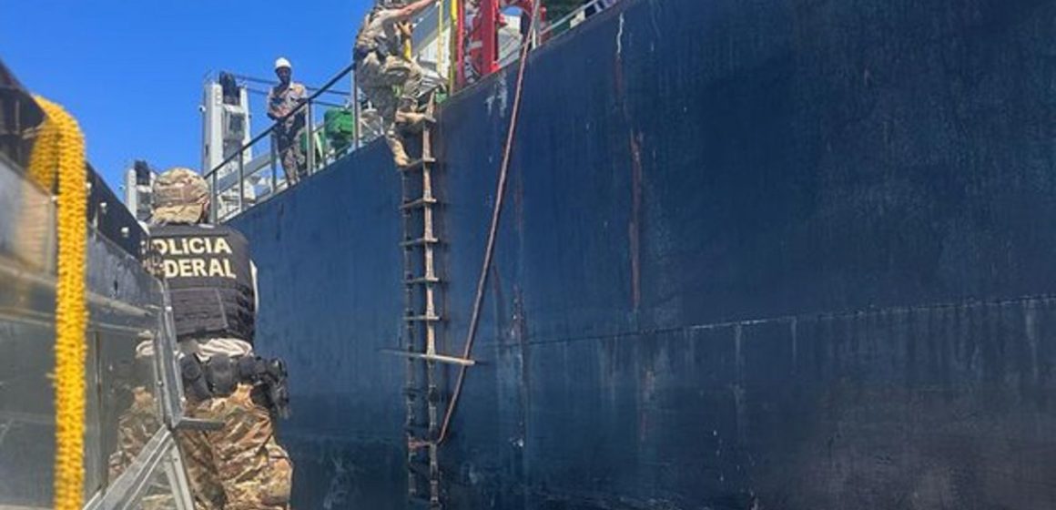 Polícia Federal apreende 75 kg de cocaína em navio que ia do Brasil para a África