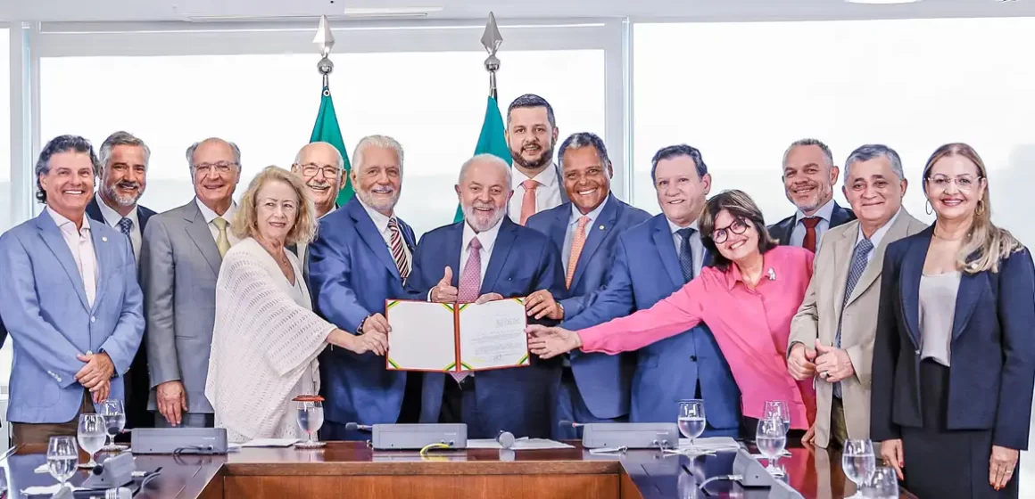 Lula sanciona lei que define revisão de pagamento de serviços do SUS